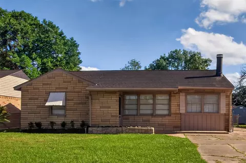 920 Nottingham Dr, Angleton, TX 77515