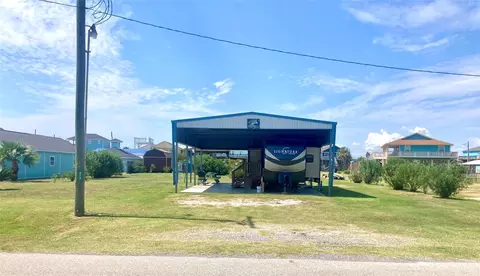 915 S Selwyn Rd, Crystal Beach, TX 77650