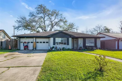819 Hackberry St, Stafford, TX 77477
