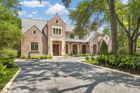 802 Country Ln, Houston, TX 77024