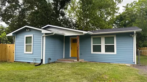 227 Kansas St, Bacliff, TX 77518
