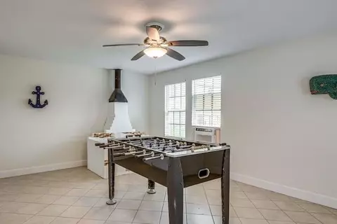 2222 73rd St, Galveston, TX 77551