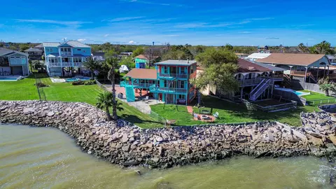 1121 6th St, San Leon, TX 77539