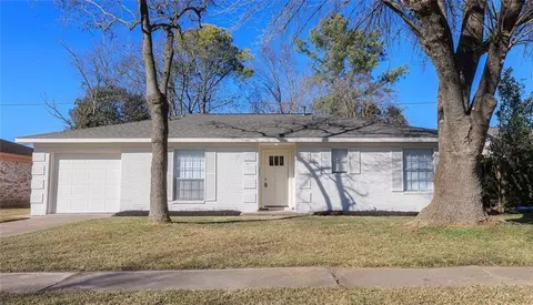 1106 Twin Falls Rd, Houston, TX 77088