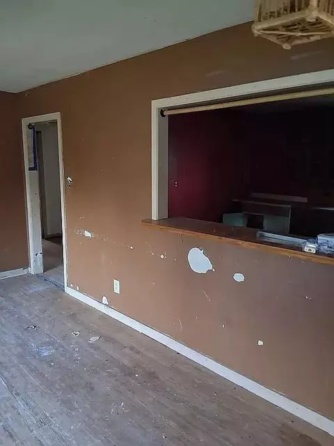 Living - 390 Nelson St, Jasper, TX 75951 photo 2 of 2