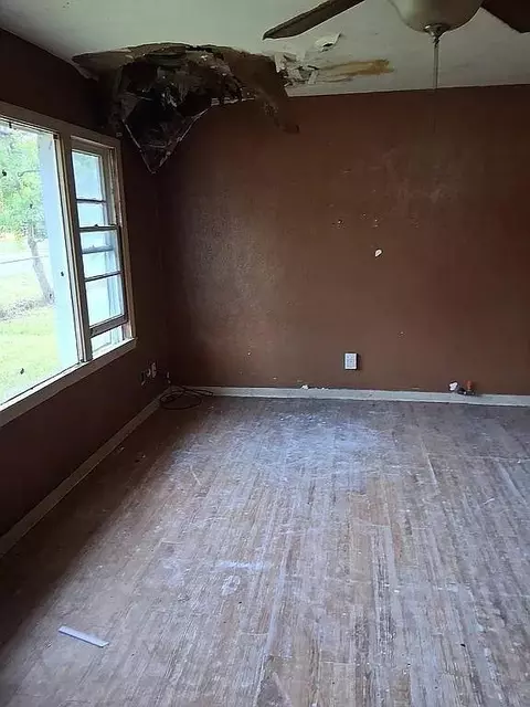 Living - 390 Nelson St, Jasper, TX 75951 photo 1 of 2