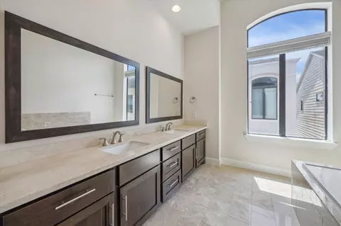 Bath - 4113 Eigel St, Houston, TX 77007 photo 1 of 4