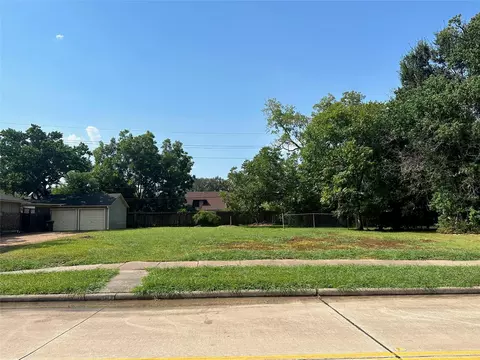 611 Lakeview Dr, Sugar Land, TX 77498