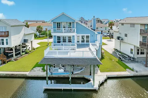 325 Admiral Cir, Tiki Island, TX 77554