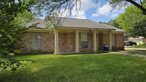 2102 Round Lake Dr, Houston, TX 77077