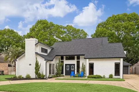823 Millpond Dr, Sugar Land, TX 77498