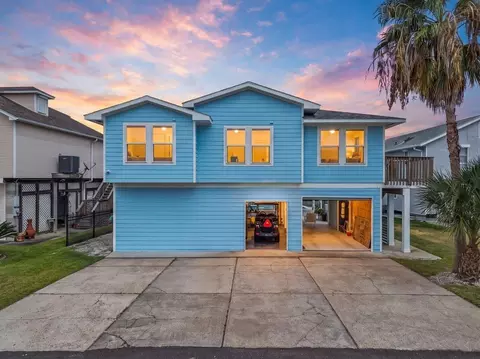 214 Sampan Dr, Tiki Island, TX 77554