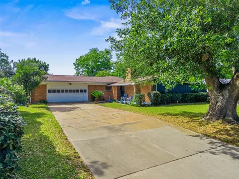 114 20th Ave, Texas City, TX 77590