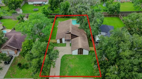 110 Anchusa St, Lake Jackson, TX 77566