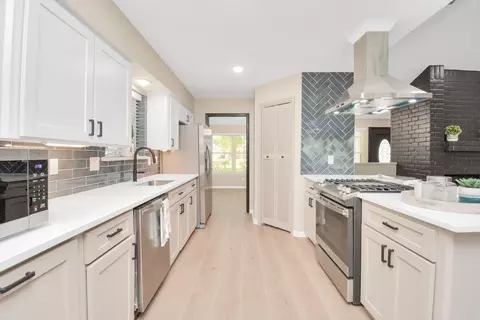 10550 Emnora Ln, Houston, TX 77043