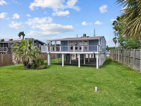 5030 Scenic Dr, Dickinson, TX 77539