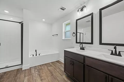 Bath - 8 Gemstone Ct, Angleton, TX 77515 photo 3 of 5