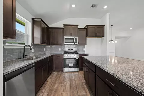 Kitchen - 8 Gemstone Ct, Angleton, TX 77515 photo 2 of 4