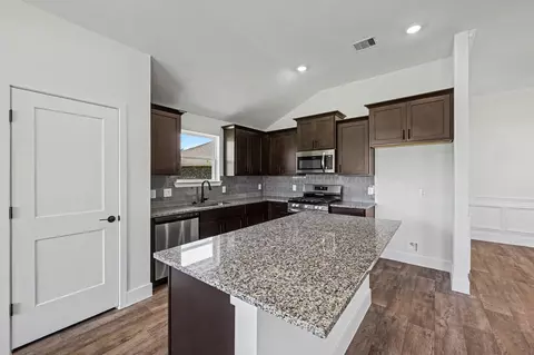 Kitchen - 8 Gemstone Ct, Angleton, TX 77515 photo 3 of 4