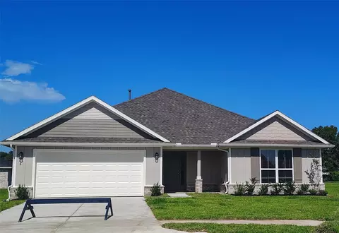 8 Gemstone Ct, Angleton, TX 77515