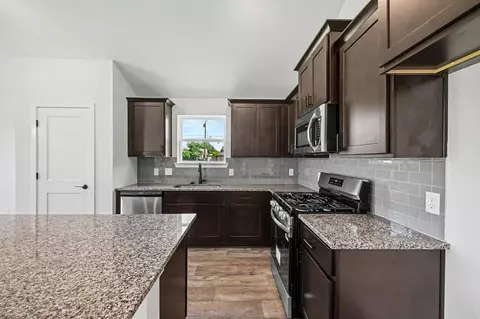 Kitchen - 8 Gemstone Ct, Angleton, TX 77515 photo 4 of 4