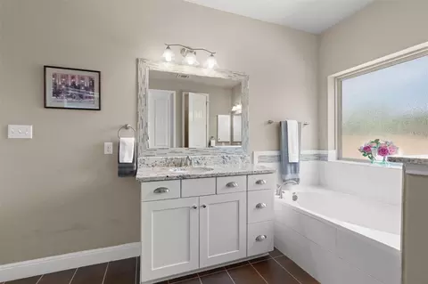 Bath - 7716 Aria Loop, Austin, TX 78736 photo 4 of 9