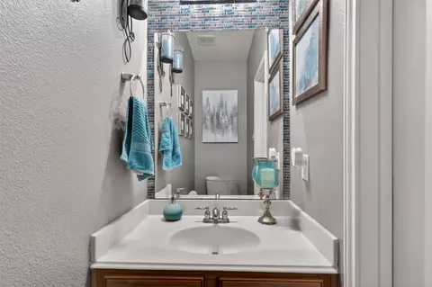 Bath - 25710 Crisp Spring Ln, Spring, TX 77373 photo 3 of 6