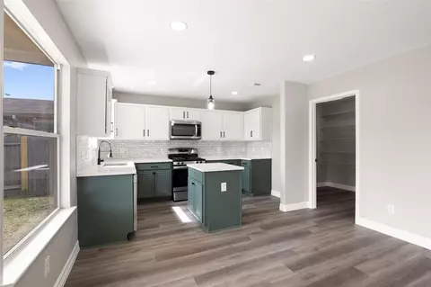 Kitchen - 2406 Pinpoint Dr, Spring, TX 77373 photo 3 of 6