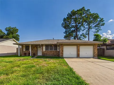 858 Shawnee St, Houston, TX 77034