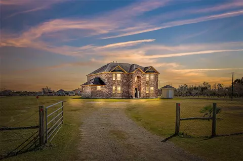 8503 Center St, Hitchcock, TX 77563