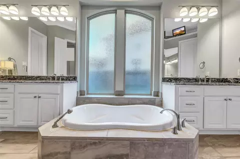 Bath - 27614 Long Cliff Ln, Spring, TX 77386 photo 4 of 9