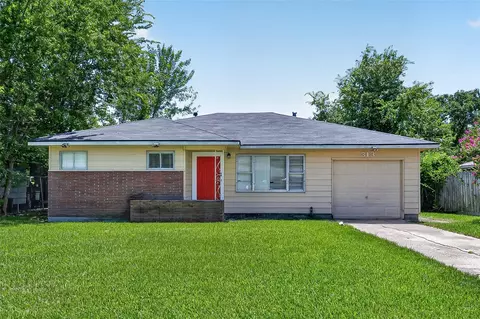 313 Greenbriar Dr, Baytown, TX 77520