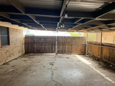 Exterior - 220 Parkview Dr, Luling, TX 78648 photo 7 of 12