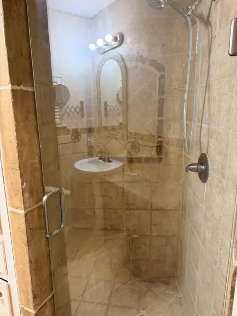 Bath - 220 Parkview Dr, Luling, TX 78648 photo 5 of 5