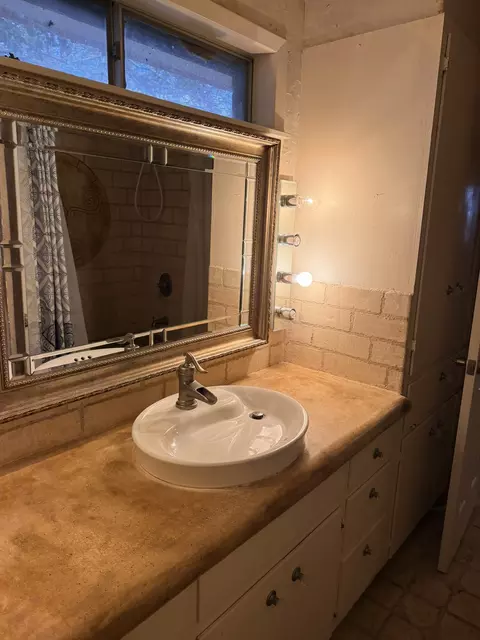 Bath - 220 Parkview Dr, Luling, TX 78648 photo 1 of 5