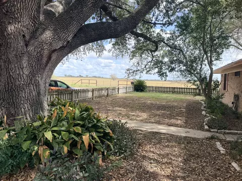 Exterior - 220 Parkview Dr, Luling, TX 78648 photo 2 of 12