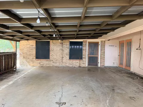 Exterior - 220 Parkview Dr, Luling, TX 78648 photo 6 of 12