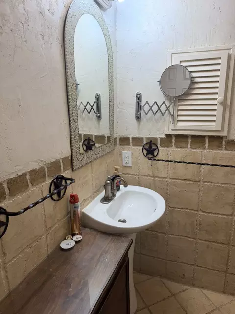 Bath - 220 Parkview Dr, Luling, TX 78648 photo 4 of 5