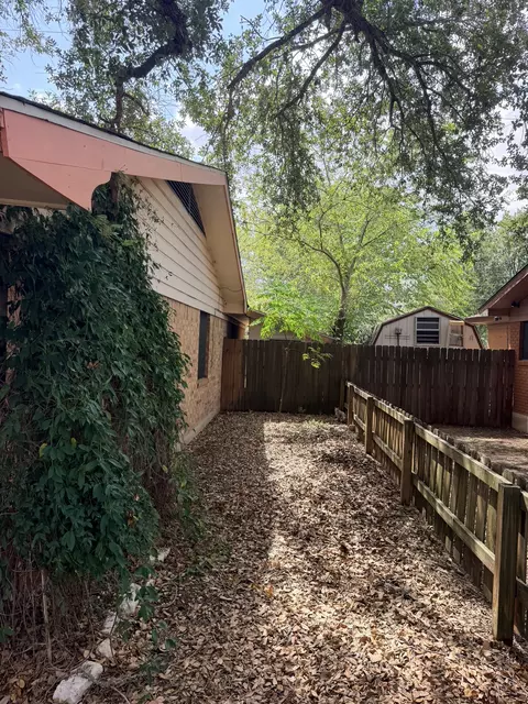 Exterior - 220 Parkview Dr, Luling, TX 78648 photo 5 of 12