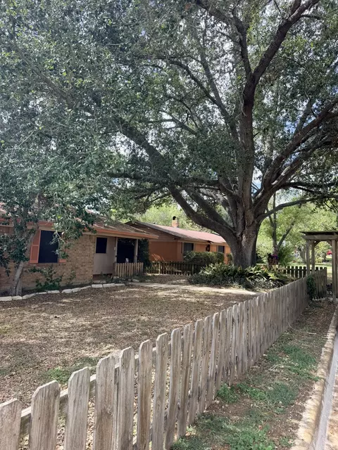 Exterior - 220 Parkview Dr, Luling, TX 78648 photo 3 of 12