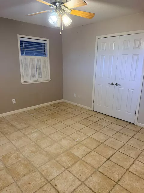 Bedroom - 220 Parkview Dr, Luling, TX 78648 photo 2 of 7