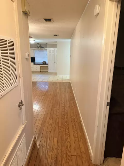 Entry Way - 220 Parkview Dr, Luling, TX 78648 photo 1 of 2