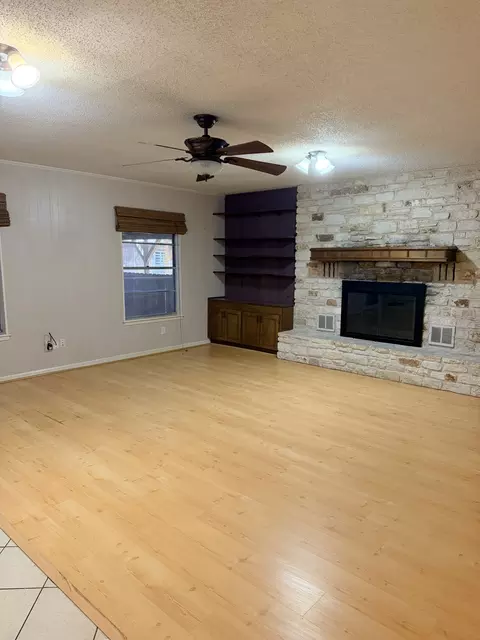 Living - 220 Parkview Dr, Luling, TX 78648 photo 4 of 6