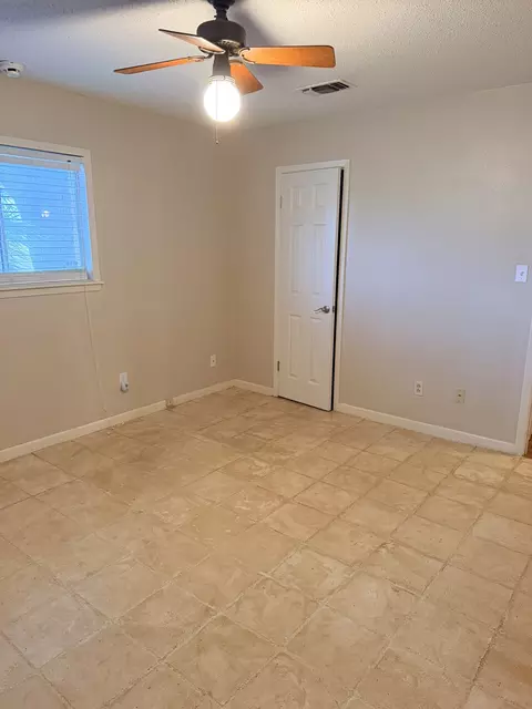 Bedroom - 220 Parkview Dr, Luling, TX 78648 photo 4 of 7