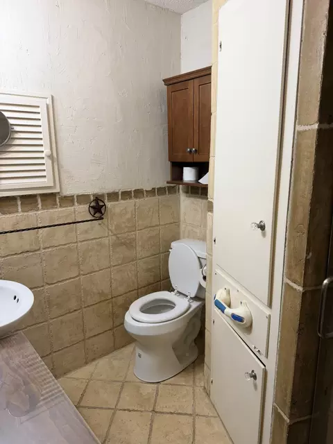 Bath - 220 Parkview Dr, Luling, TX 78648 photo 3 of 5