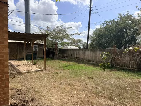 Exterior - 220 Parkview Dr, Luling, TX 78648 photo 12 of 12