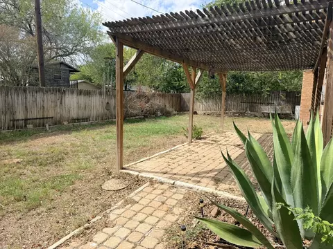 Exterior - 220 Parkview Dr, Luling, TX 78648 photo 9 of 12
