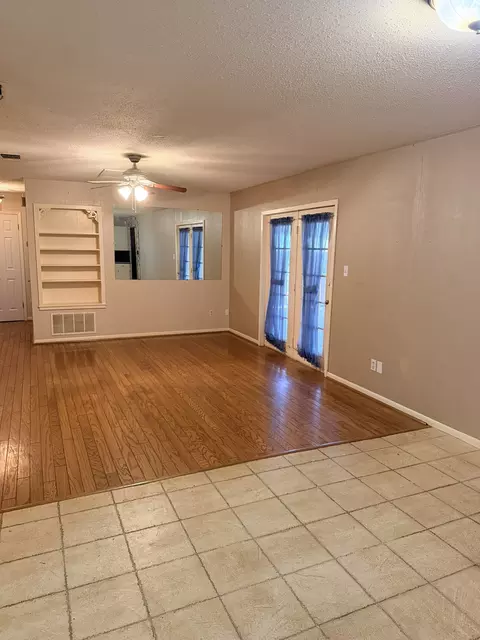 Living - 220 Parkview Dr, Luling, TX 78648 photo 3 of 6