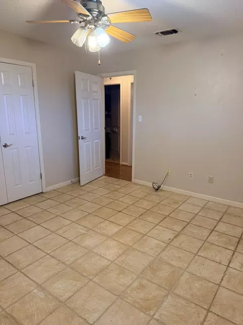 Bedroom - 220 Parkview Dr, Luling, TX 78648 photo 3 of 7