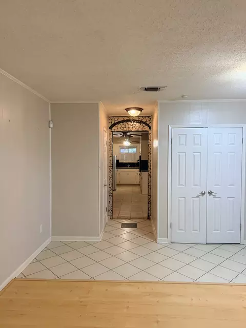 Entry Way - 220 Parkview Dr, Luling, TX 78648 photo 2 of 2